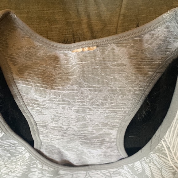 Fabletics workout top. Excellent condition. Size Med. Super cute - Picture 6 of 6